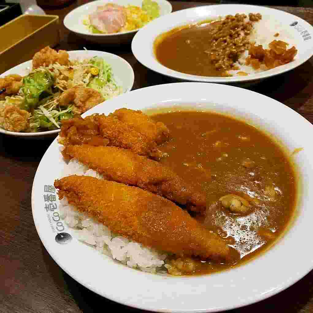 揚げ物をトッピングしているカレー