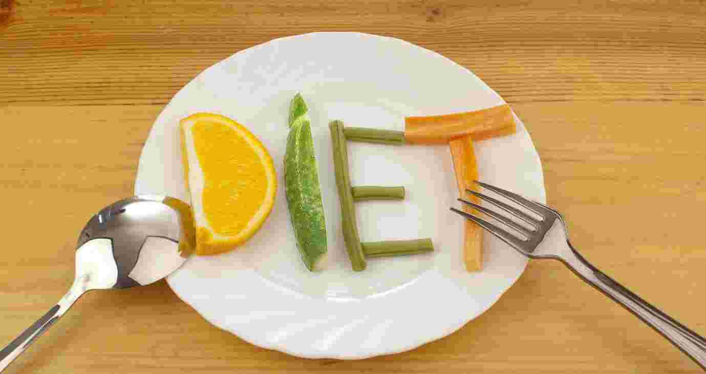 野菜を使ってDIETという文字を表現している皿