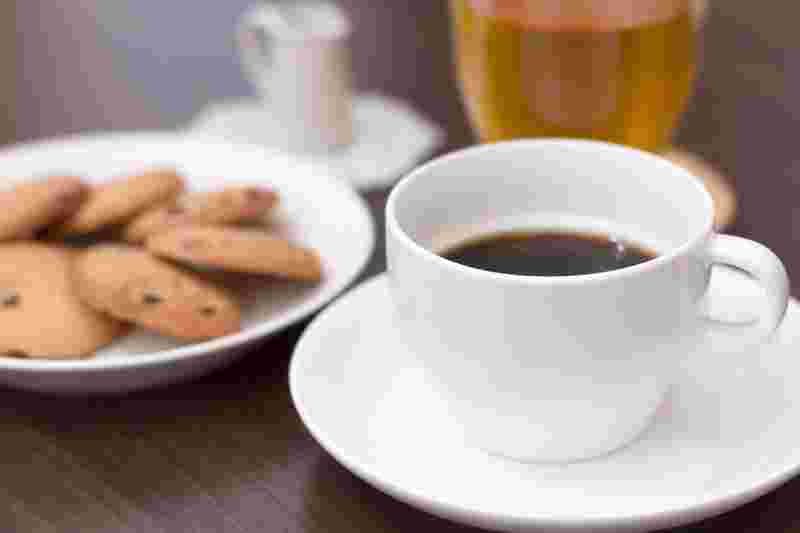 コーヒーとクッキーの画像