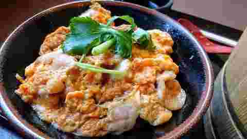 丸亀製麺の美味しそうな出来たて親子丼の模様
