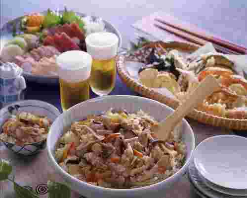 炊き込みご飯と天ぷらや刺身などのおかず
