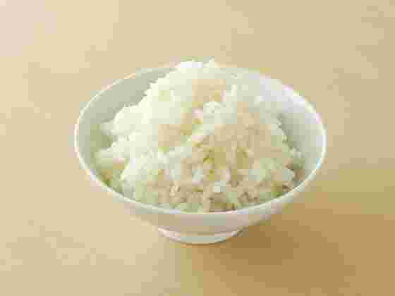 白いお茶碗に入ったご飯