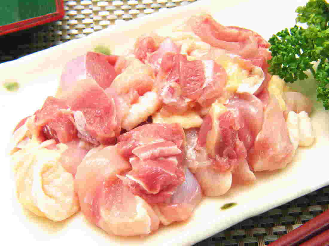 ぶつ切りされた鶏肉