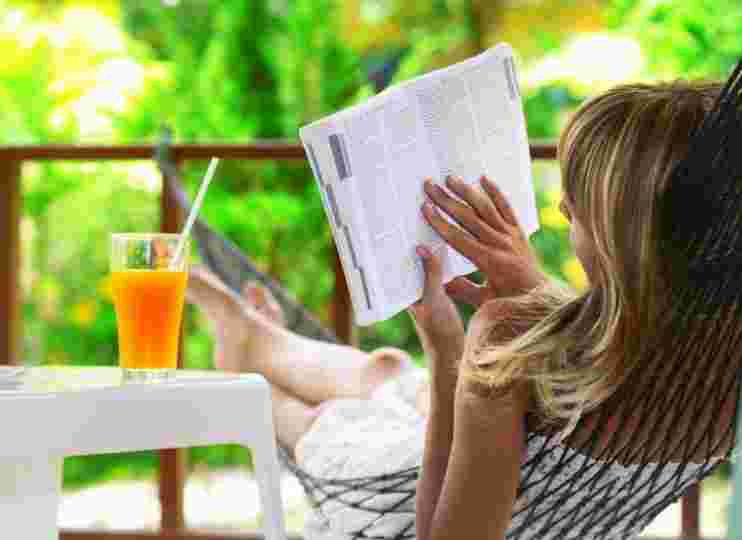本を読む女性