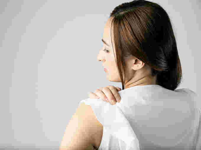 肩が凝っている女性