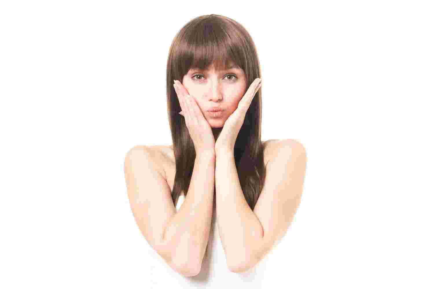 頬に手を当てる女性