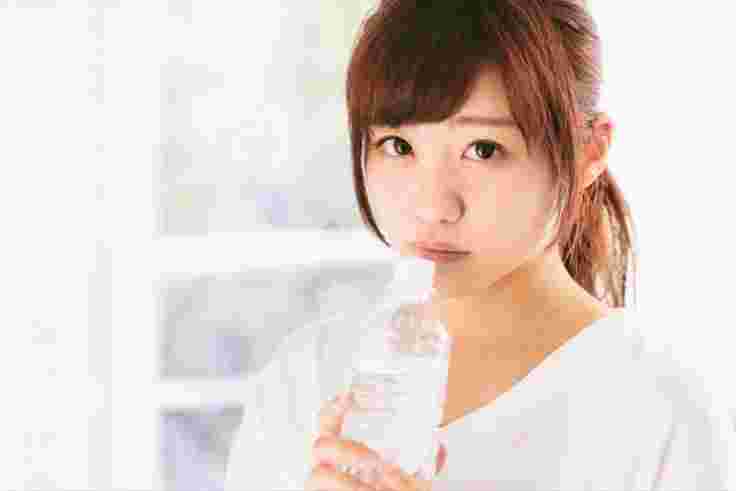 水を持っている女性