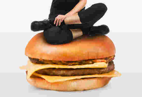 ハンバーガーの上に座る人