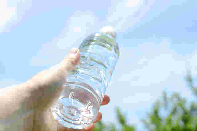 水を持つて