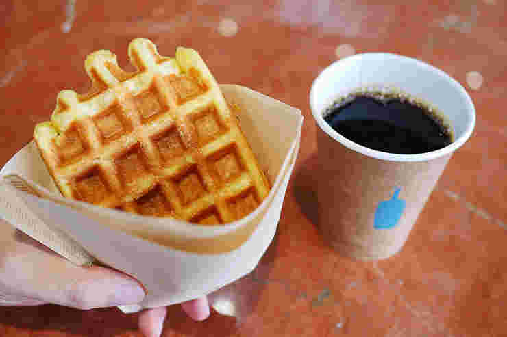 ワッフルとコーヒーでの軽食メニューの様子