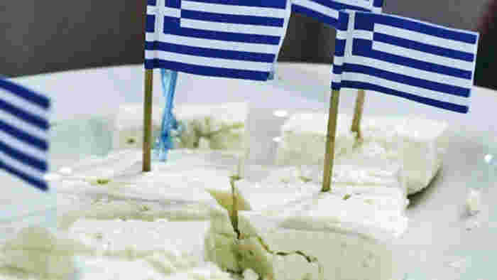 フェタチーズとギリシャの国旗をかたどったピック