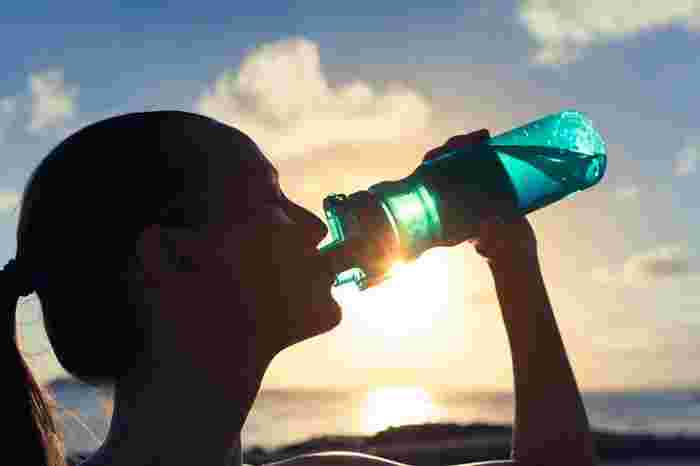 スポーツの後にドリンクを飲んでいる様子
