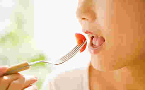 トマトを食べている様子