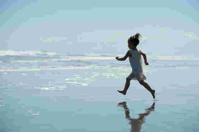 女の子が海に向かって走る