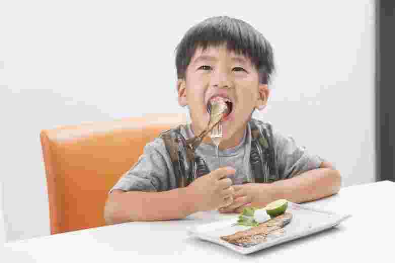 魚を食べる男の子