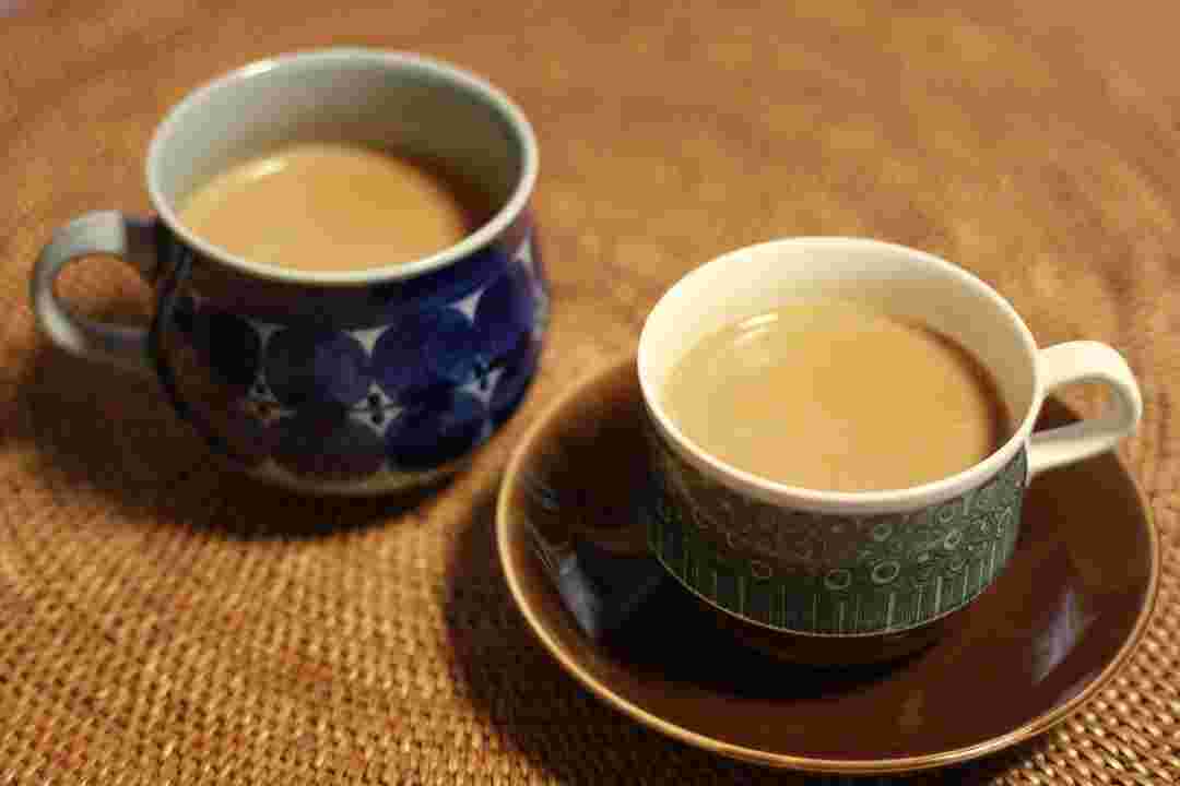 2杯の生姜チャイ