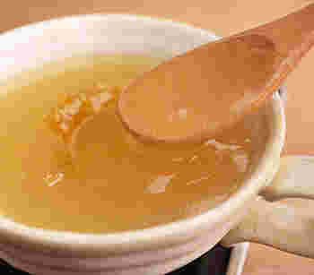 スプーンで生姜葛湯をすくっているところ