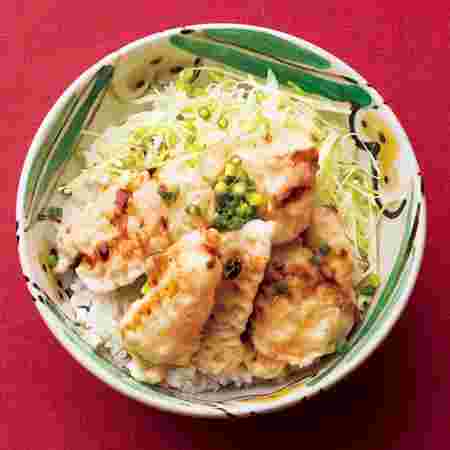 ご飯にたれのかかったとり天とキャベツをのせたとり天丼