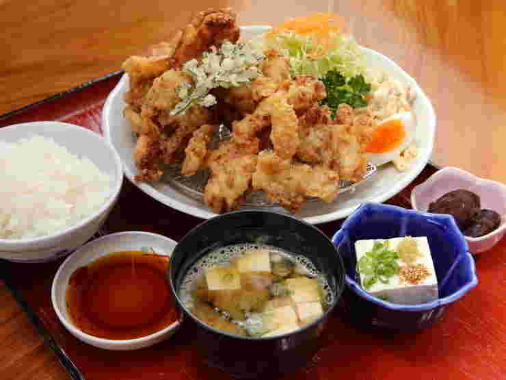 とり天にサラダや冷ややっこ、汁物などついてバランスの良い定食