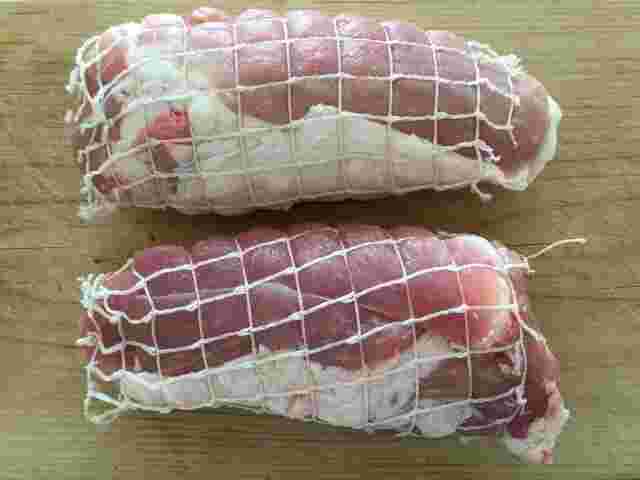 ネットを巻きつけた豚もも肉のかたまり