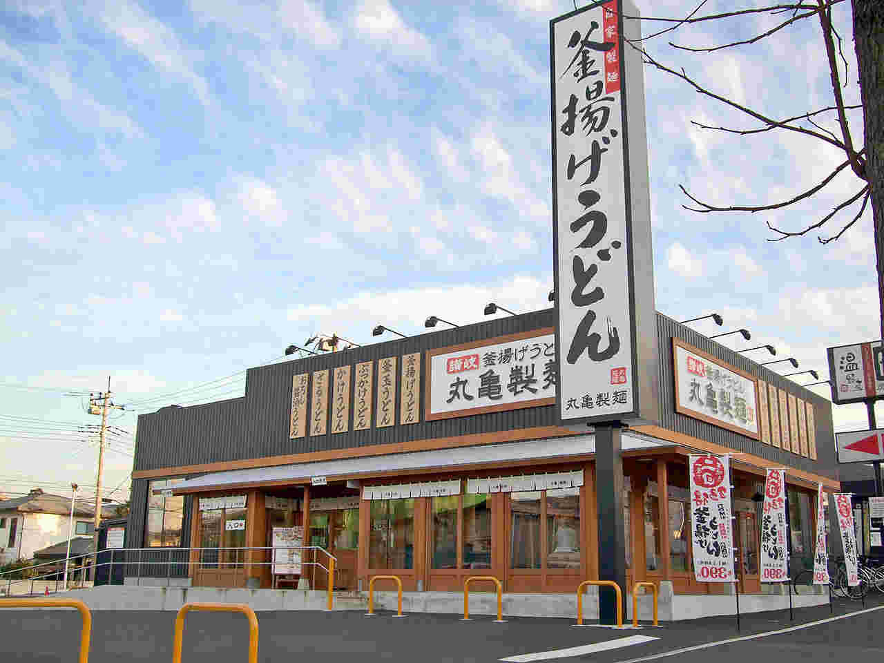 丸亀正麺の郊外型の大きな店舗