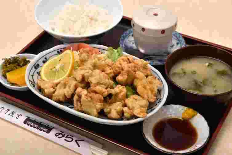 とり天がたくさんお皿に盛られているとり天定食