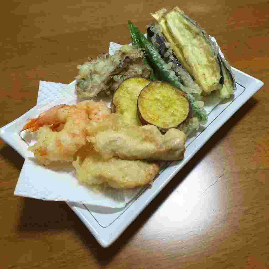 とり天やえび天、いも天などの天ぷら盛り合わせ