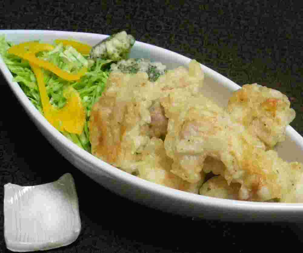 塩とレモン、サラダを添えたさっぱりと食べるとり天