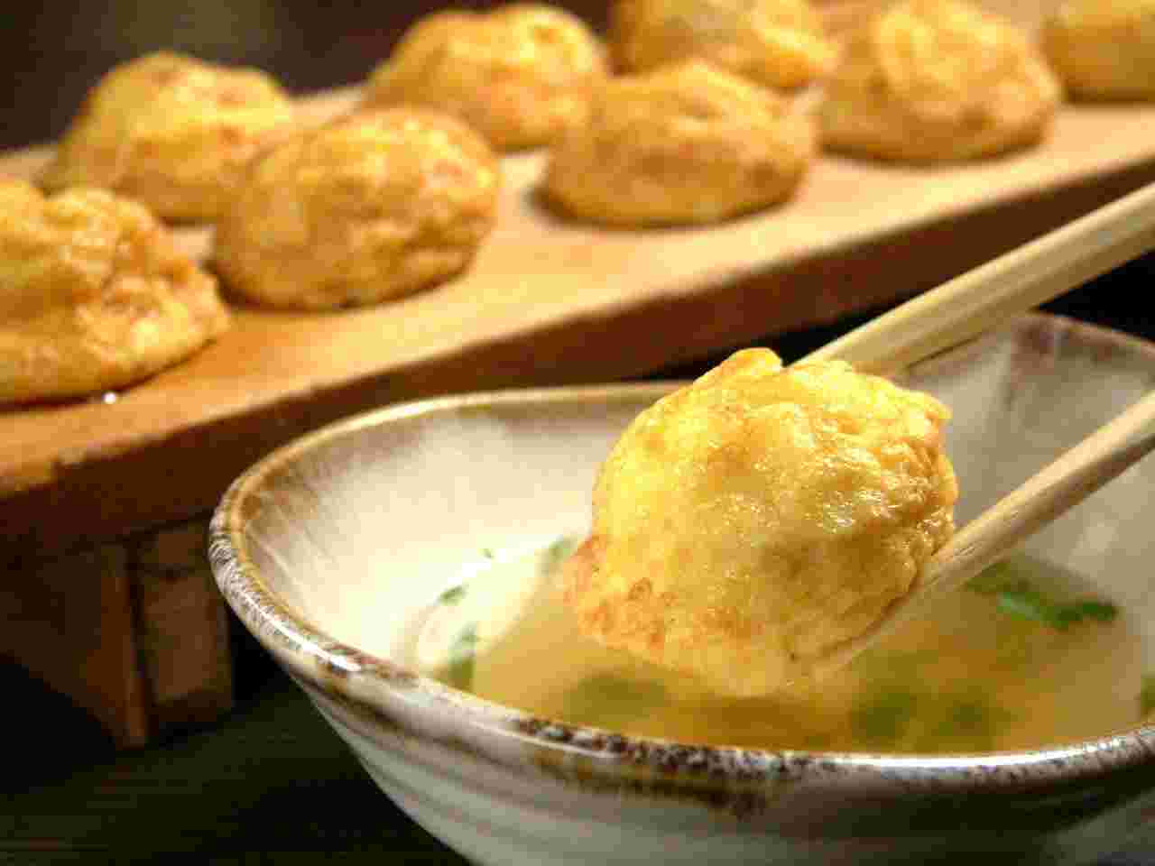 明石焼きをだし汁につける様子