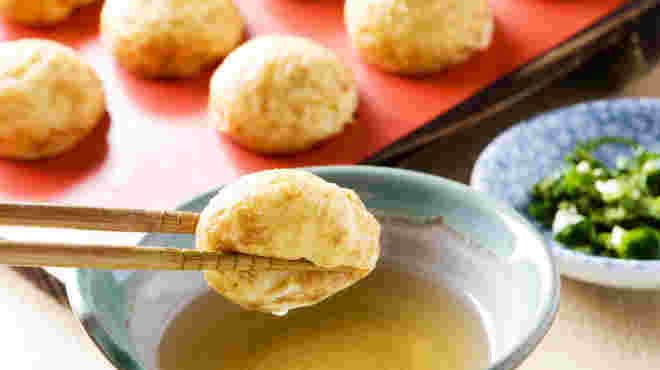 ふわふわの明石焼きを箸で持ち上げる様子