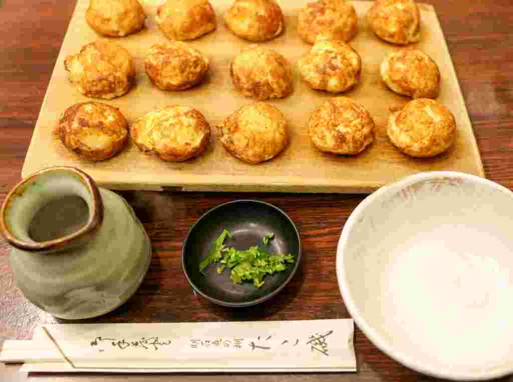 平らな皿に盛りつけられた明石焼き