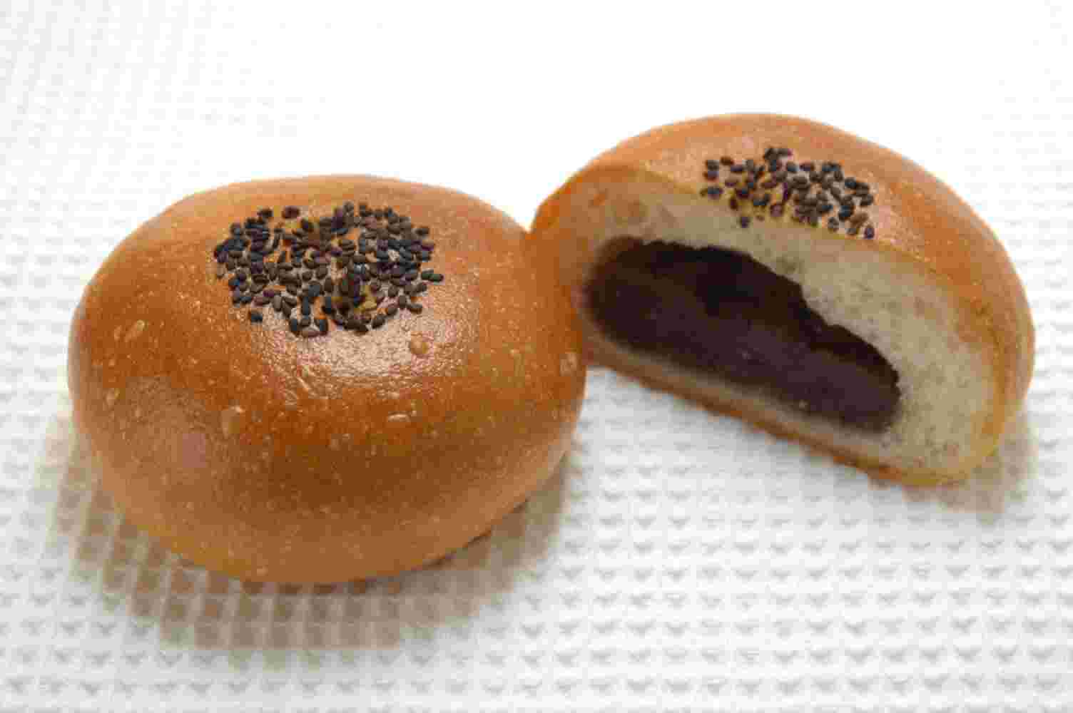 半分にカットされたあんぱんの様子