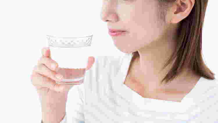 水を飲む女性の様子