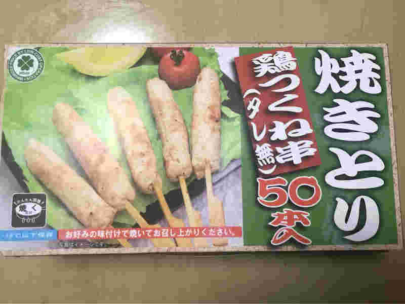 焼き鳥の写真が載っている箱