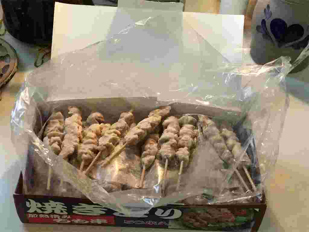 箱の中に焼き鳥がたくさん入っている