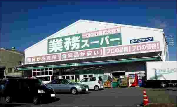 倉庫型の店舗全体の写真