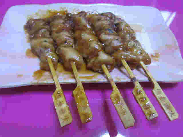 お皿に並べられた5本の焼き鳥