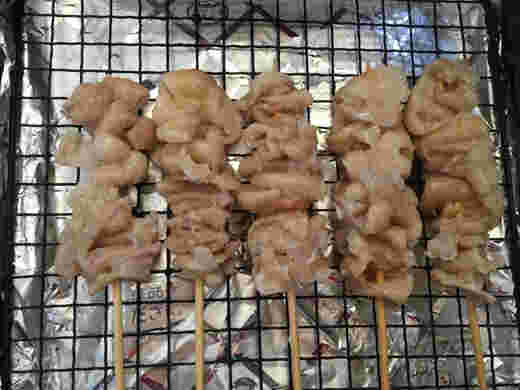 網に並べられた焼き鳥