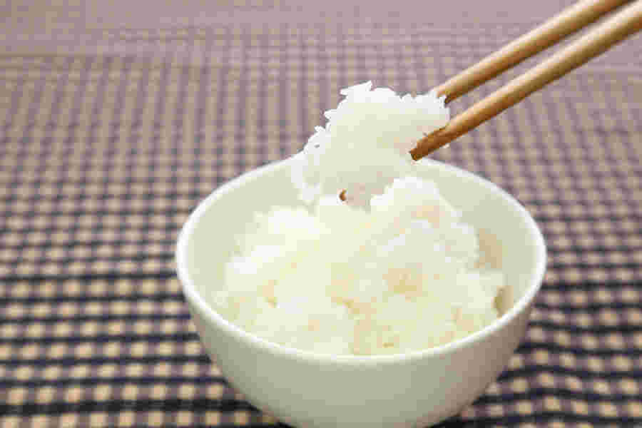 ご飯茶碗によそったご飯