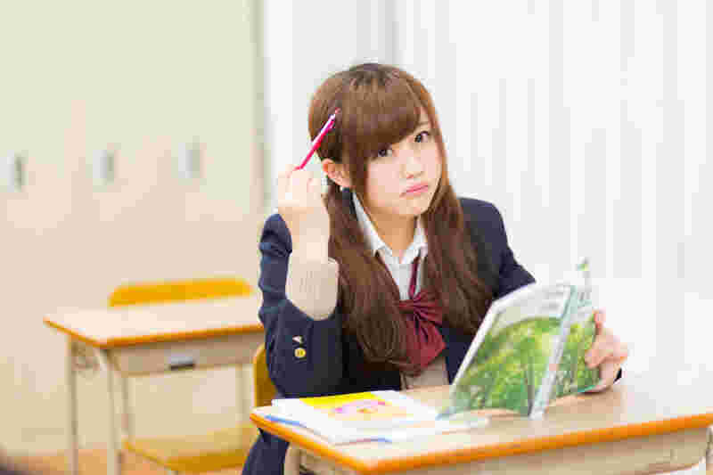 勉強をしている女子高生