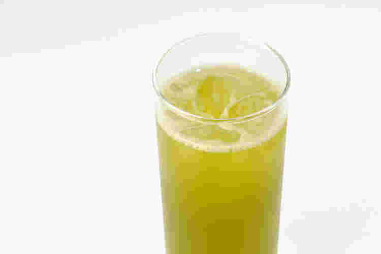 きれいな緑色をした緑茶ハイ