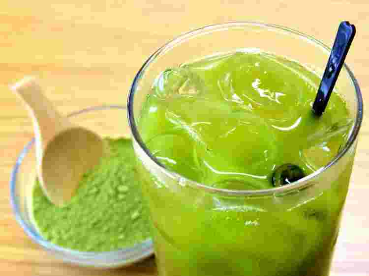 抹茶の粉と緑茶ハイの様子