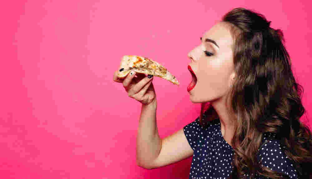 ピザを食べる女性