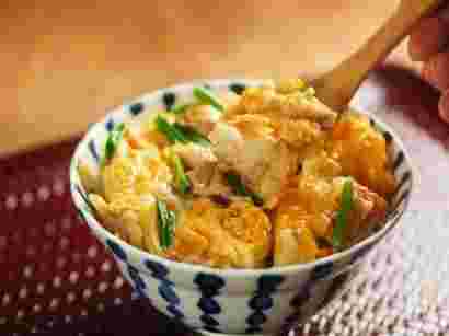 お茶碗に盛られた親子丼