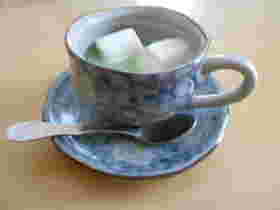 抹茶豆乳ドリンクとティースプーン