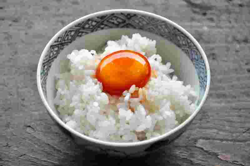 白ごはんにのった卵黄の醤油漬け
