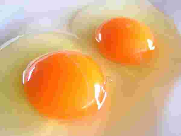 割られた生卵2つ