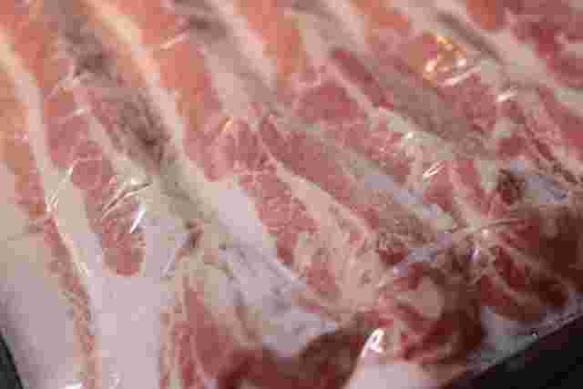 豚肉を冷凍保存している様子