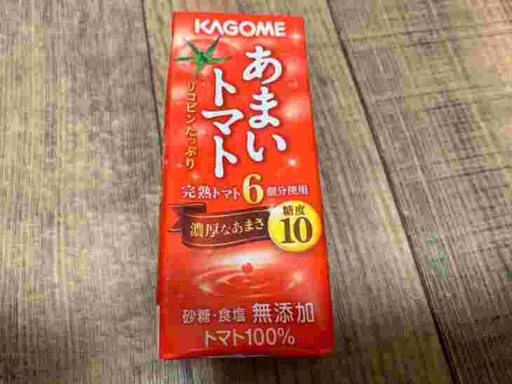 フローリングの上にパック入りあまいトマト