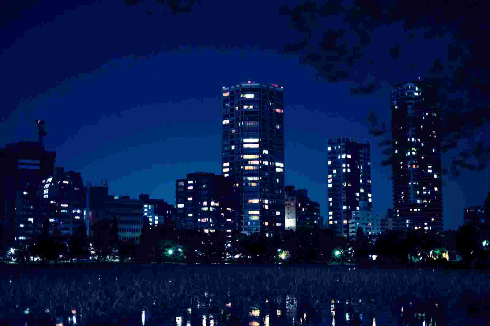 都会の夜に光るビル